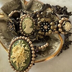 La Contessa by Mary DeMarco Victorian Cameo Sunflower Necklace & Bracelet